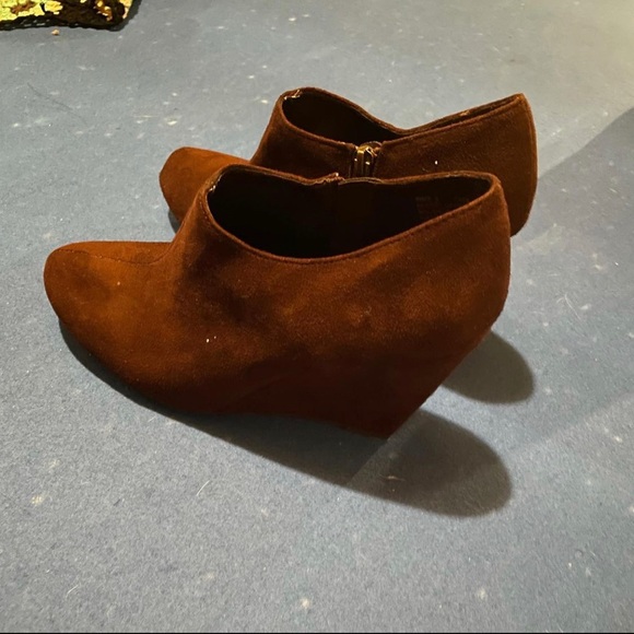 Brown suede heeled boots - Picture 2 of 3